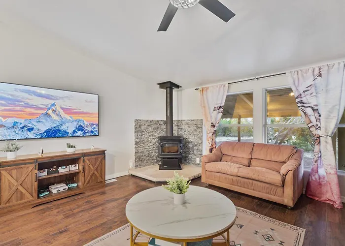 Near Gc Train-1acre-wifi-kitchen-king-parking-yard Holiday home *