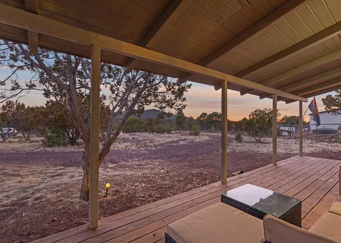 Near Gc Train-1acre-wifi-kitchen-king-parking-yard Holiday home *